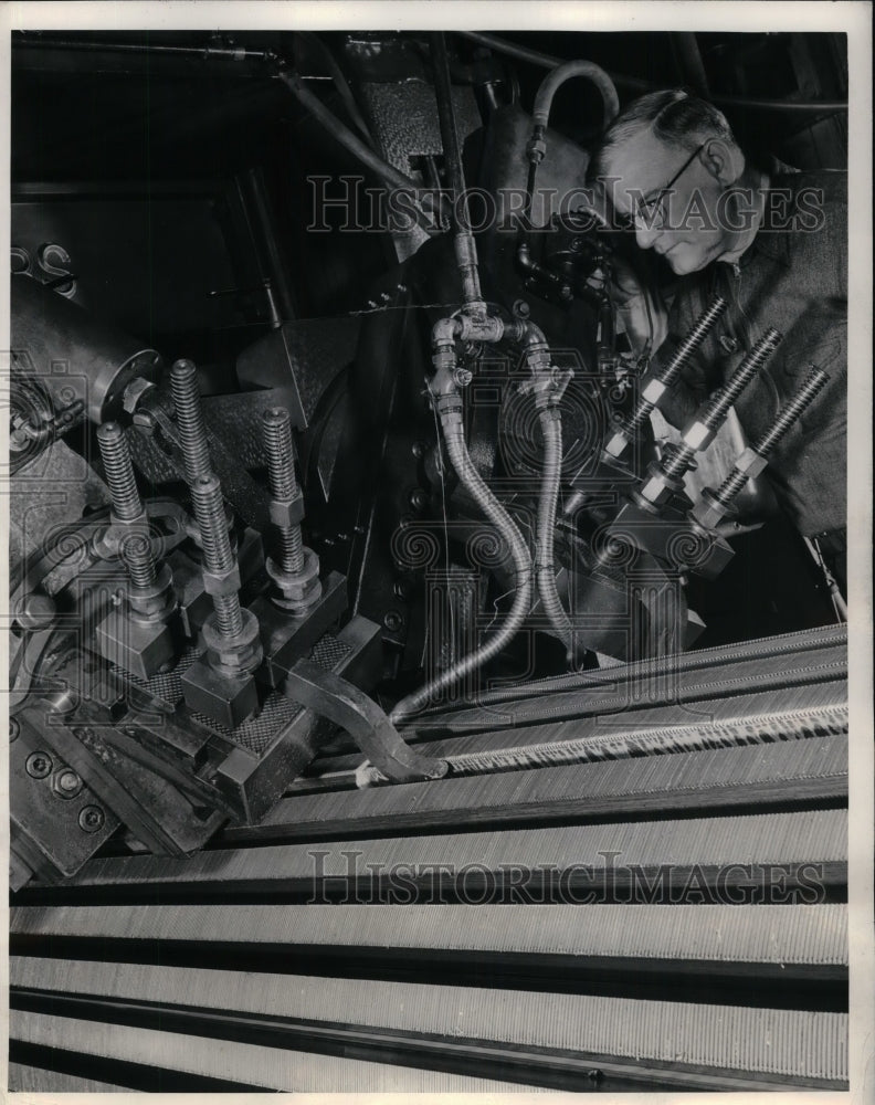 1942 Press Photo Westinghouse Employee Robert Bachofer - nea29760 - Historic Images