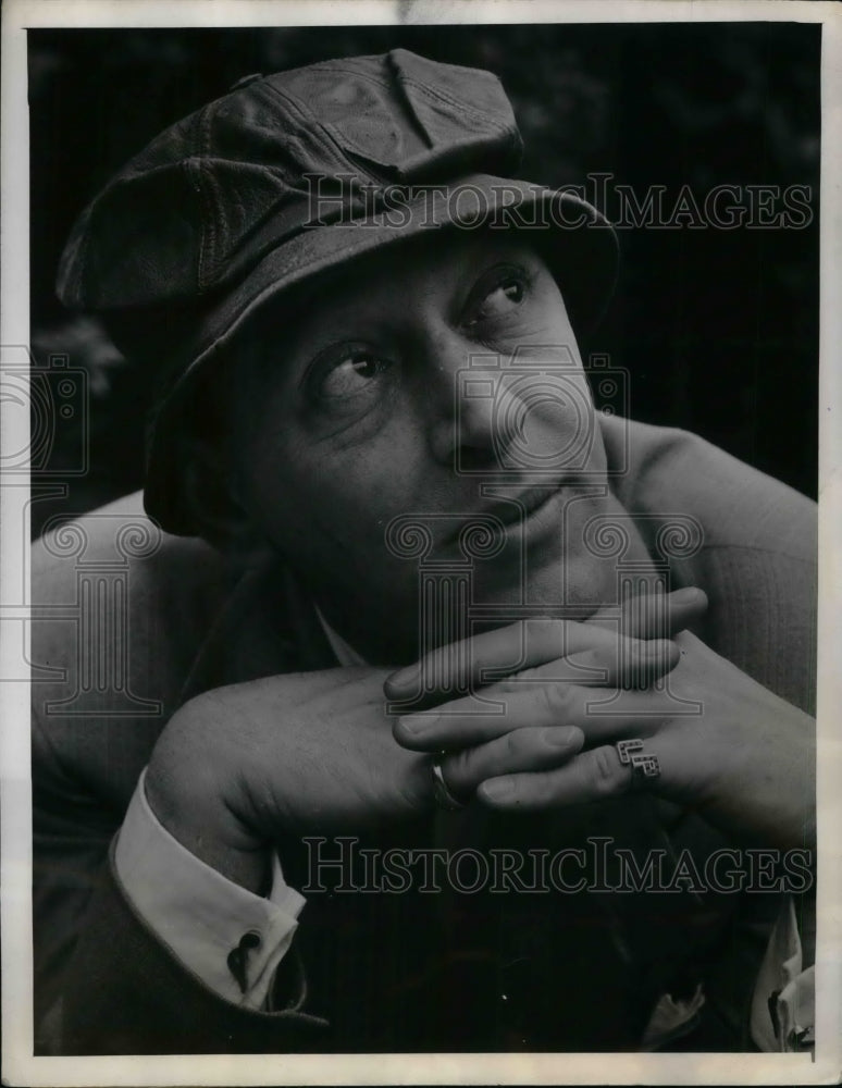 1946 Press Photo Ducky leather modeled by Lew Parker Cap - nea29768 - Historic Images