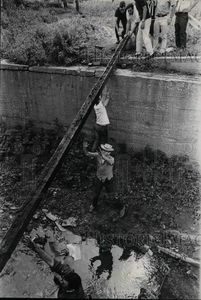 1966 Press Photo Washington University Architecture Students Take Down Bridge - Historic Images