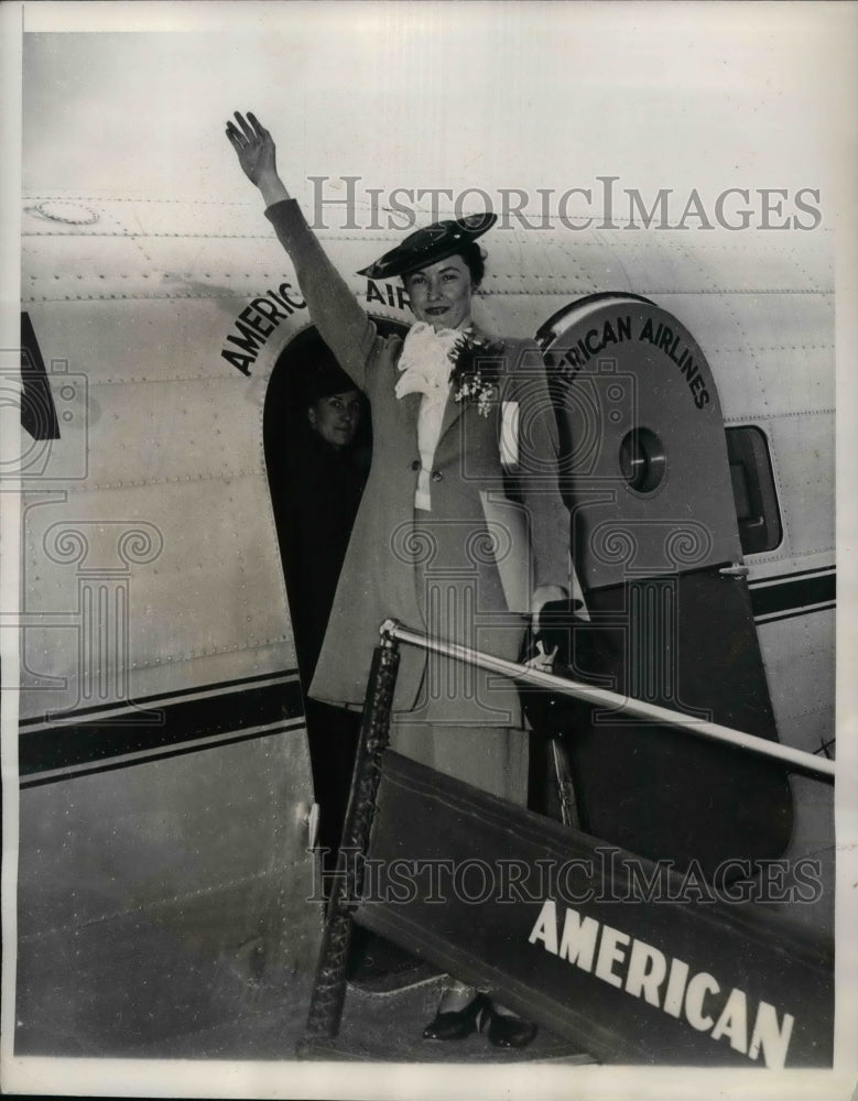 1937 Press Photo Violet Haven Press Department Of Justice Boards Plane To Orient - Historic Images
