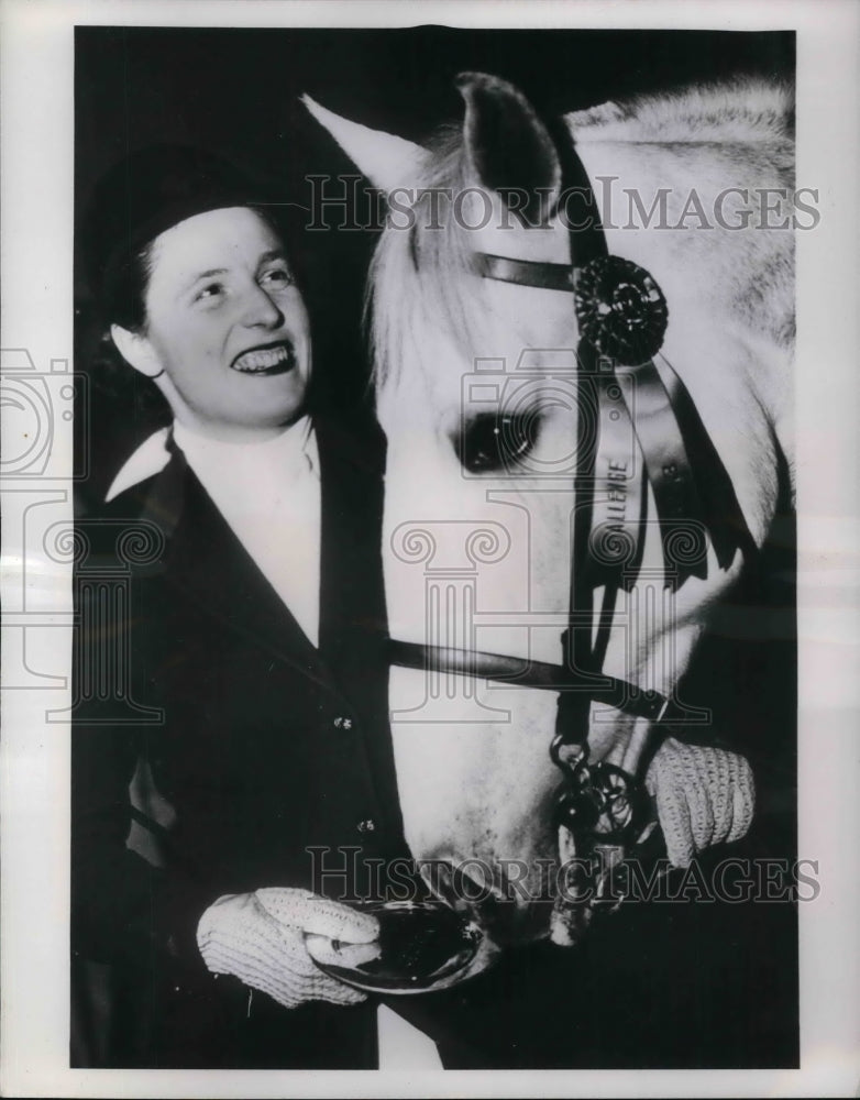 1953 Press Photo Pat Smythe of the British Equestrian Team and her Jumper Tosca. - Historic Images