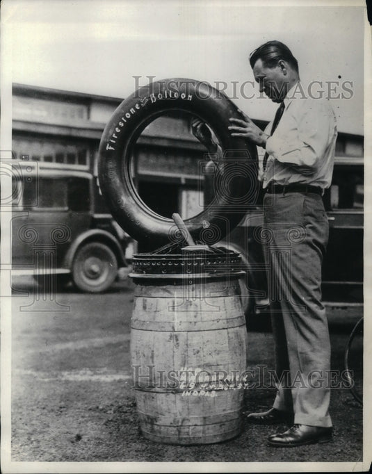 1930 E.Waldo Stein prepare hies wheel at Indianapolis Motor Speedway - Historic Images