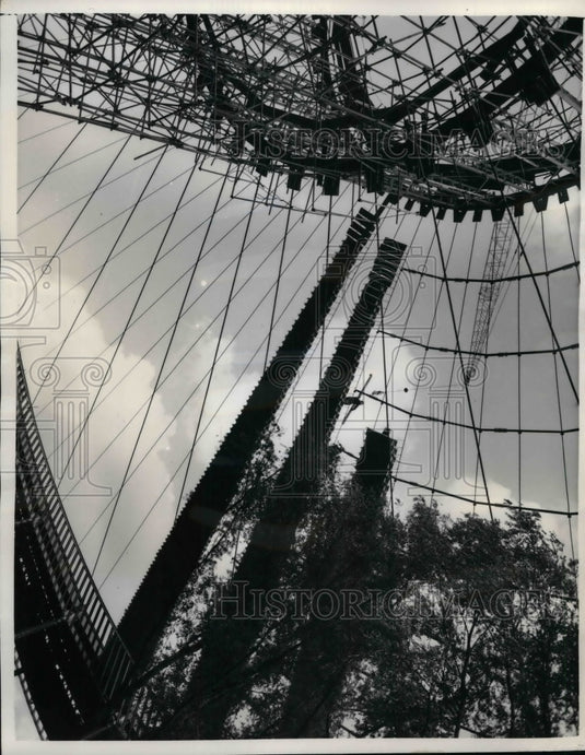 1957 Press Photo Workmen All the Words Stage at U.S. Pavilion Brussels Belgium - Historic Images