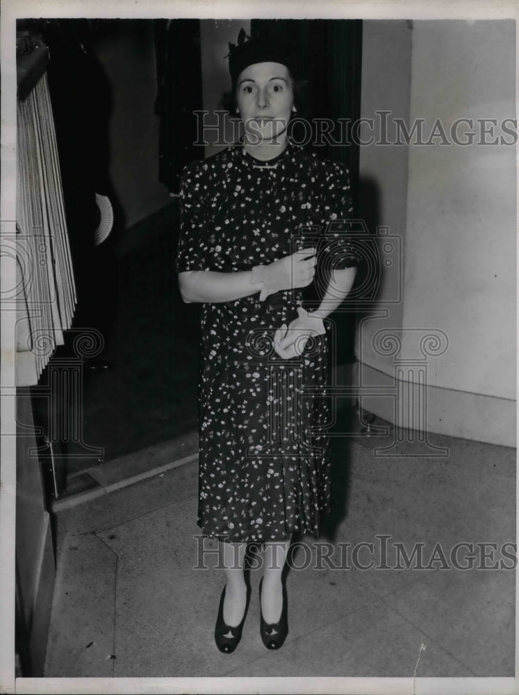 1938 Mrs. Thomas Dewey wife of Distric Attorney at Supreme Court - Historic Images