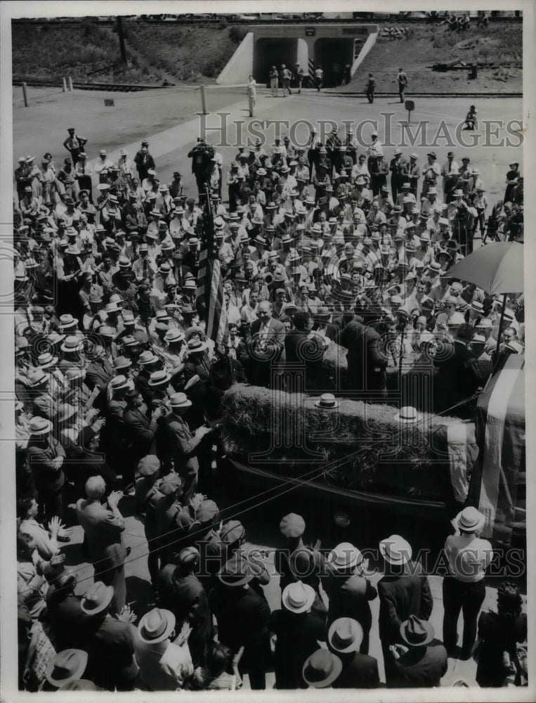 1940 Press Photo Willkie at Denver Union Stockyards - nea29956-Historic Images