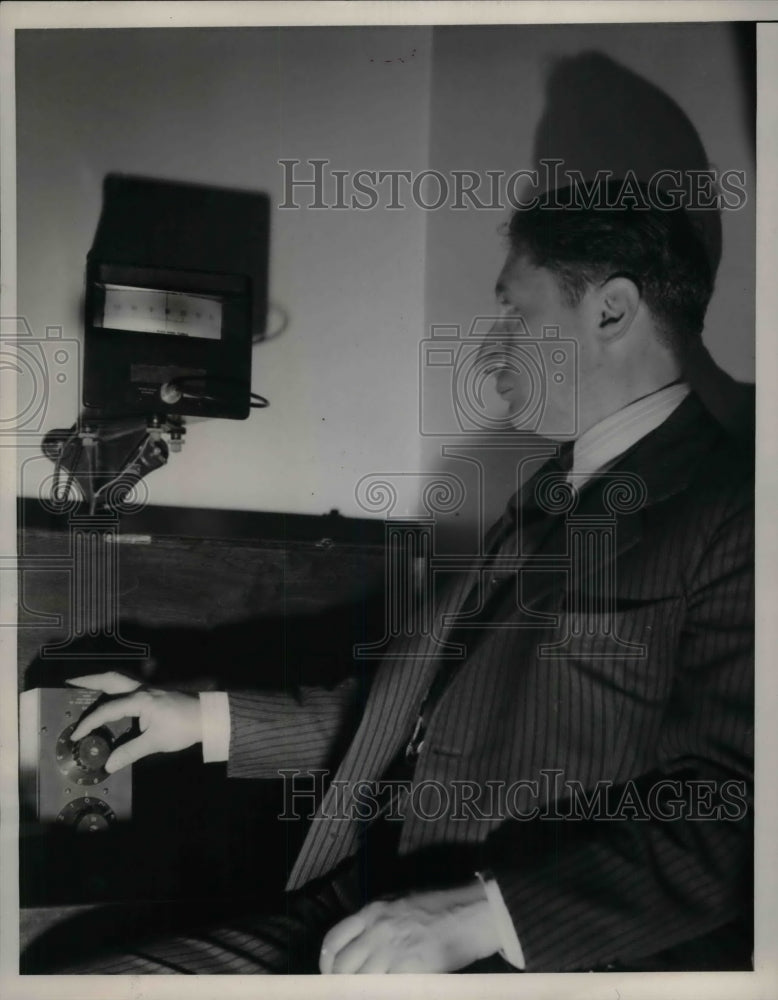 1941 Press Photo Dr.Jacobson checked nervous with Integrating Nuerovolmeter. - Historic Images