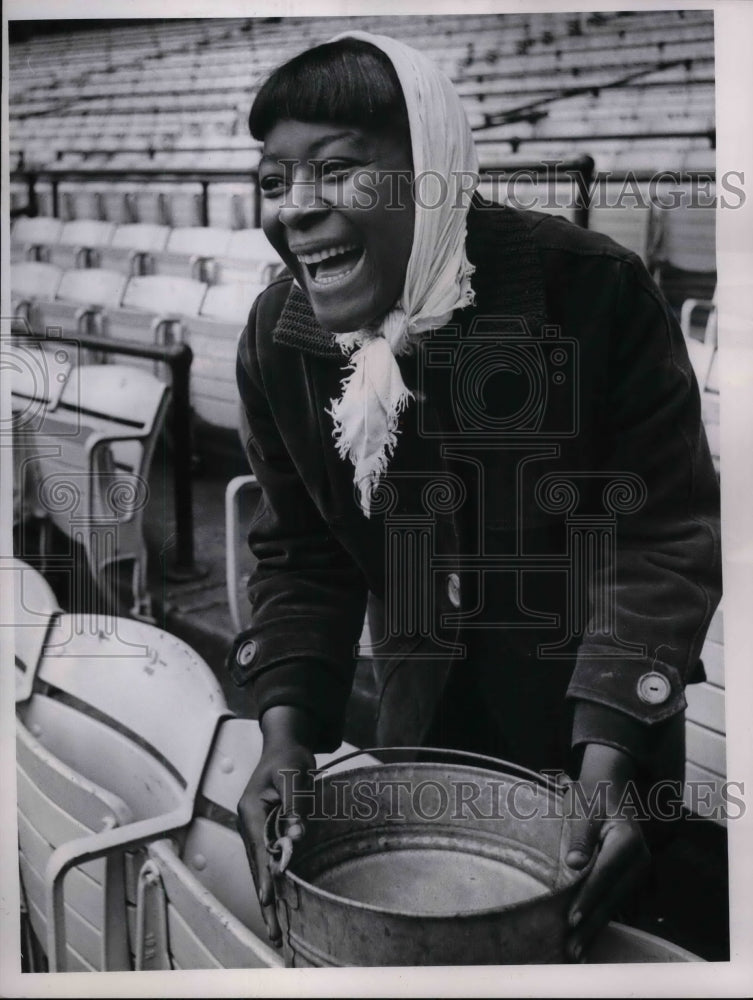 1965 Press Photo Mrs.Etta Benson,worked with her duties at Stadium. - nea29985 - Historic Images