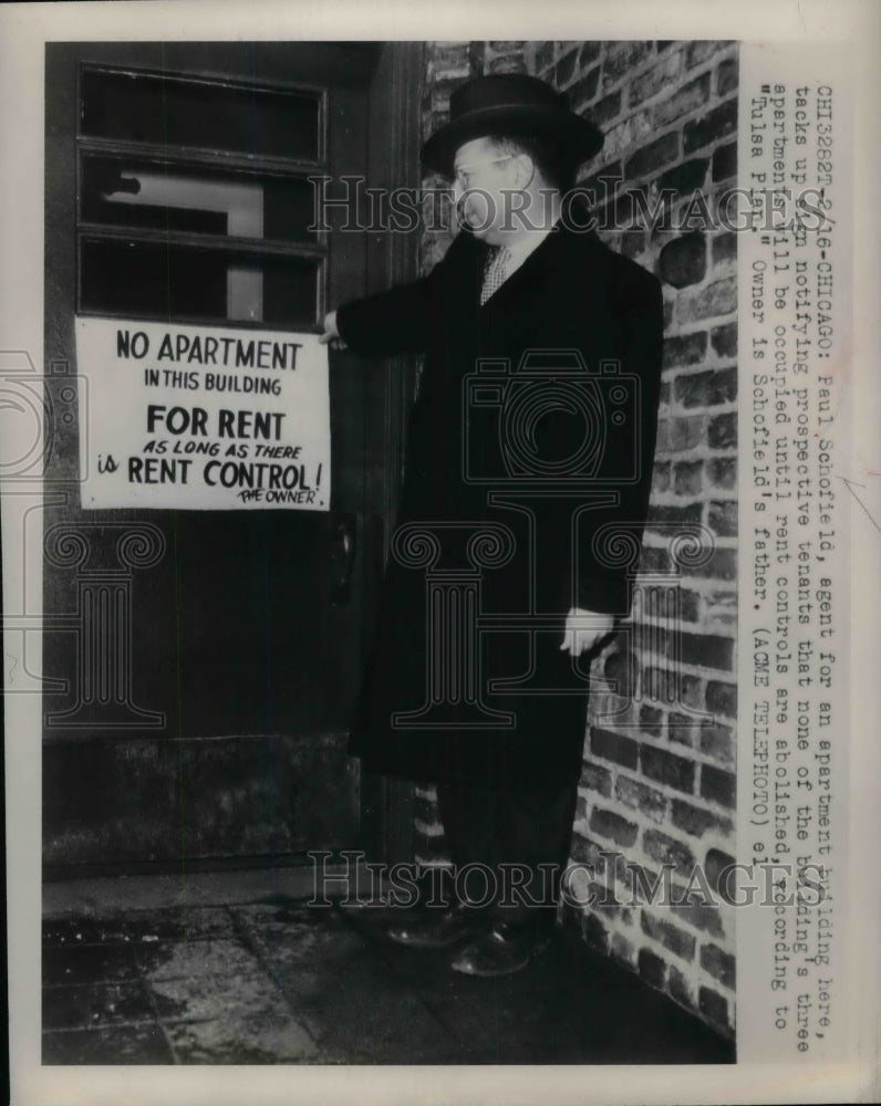 1949 Press Photo Agent Paul Schofied, tacks up sign for perspective tenants. - Historic Images