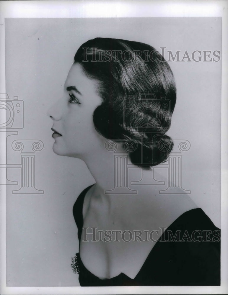 1955 Press Photo A new hairstyle for winter on a model - Historic Images