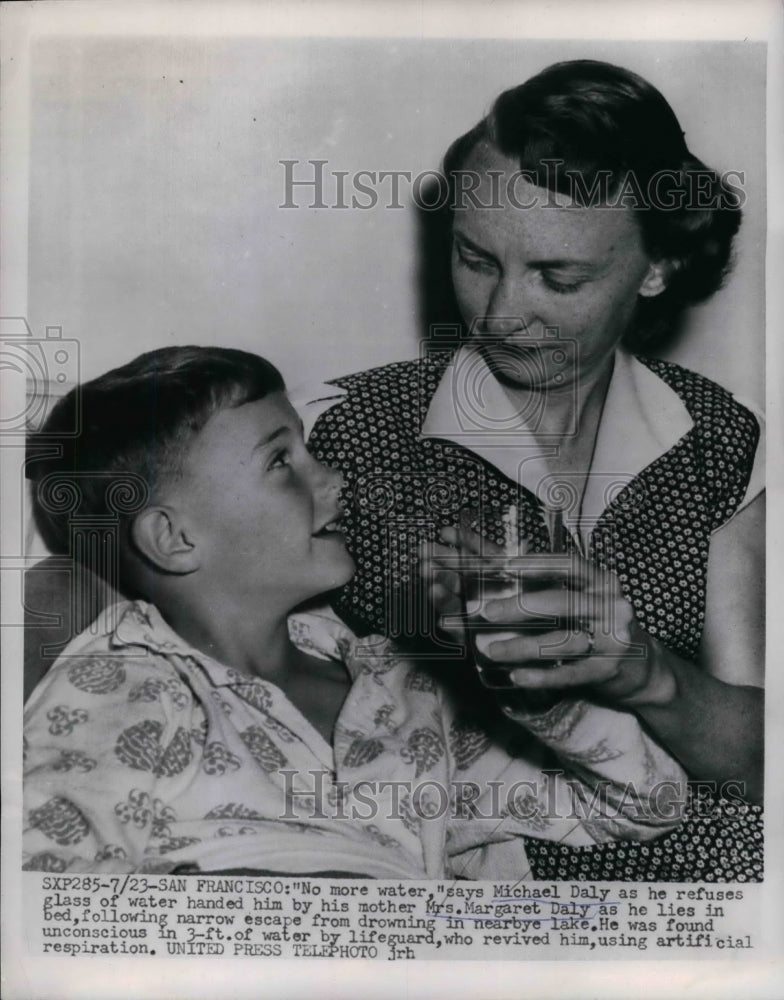 1954 Mrs Margaret Daly & son Michael after his near drowning - Historic Images