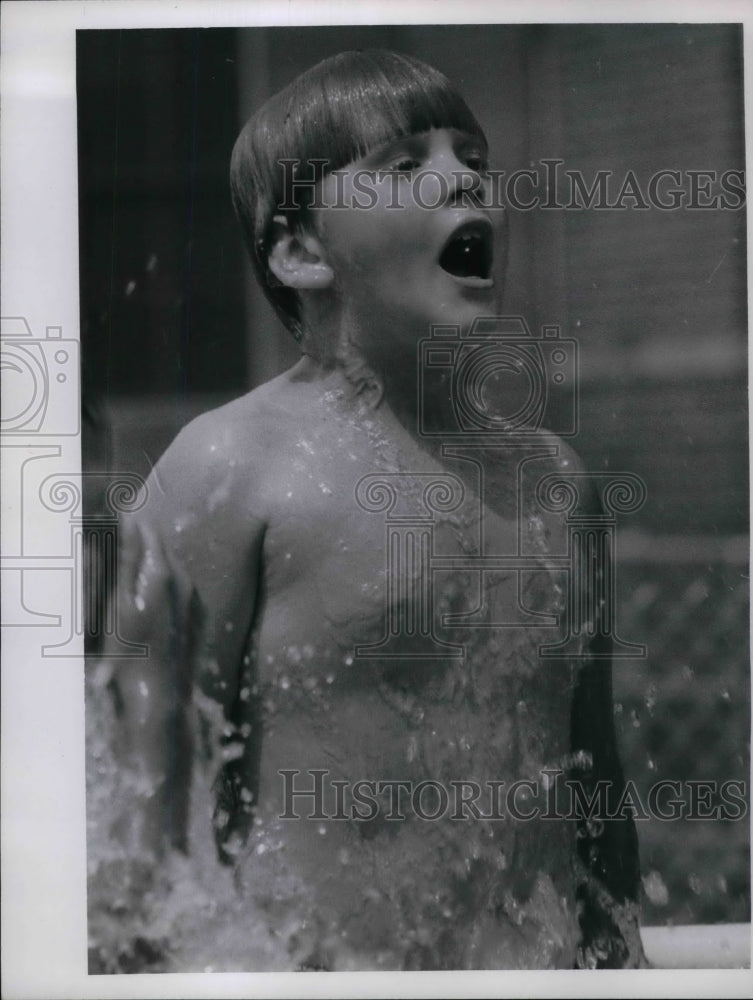 1967 Press Photo Bobby Davis, 10 yrs old at swim class - Historic Images