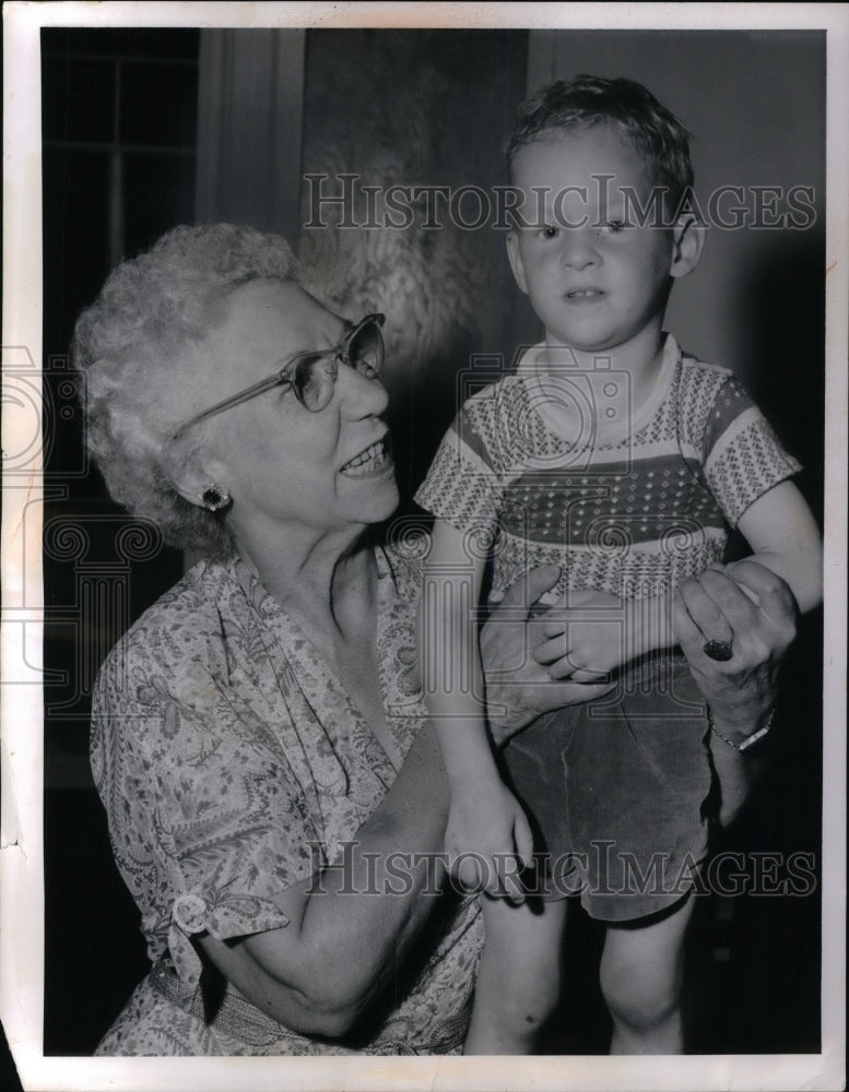 1955 Press Photo Miss Nelle A. Holt &amp; Greg Lasher at Cleveland Hts school - Historic Images