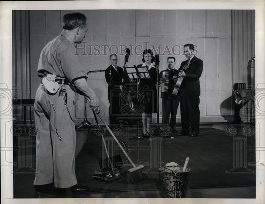 1944 Press Photo Broadcast radio performers & Archie watching - Historic Images