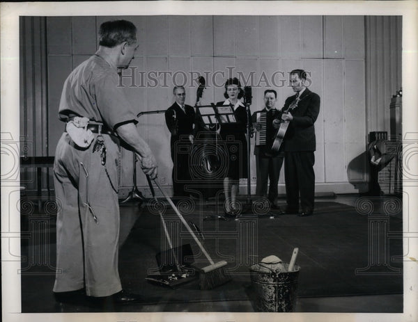 1944 Press Photo Broadcast radio performers & Archie watching ...