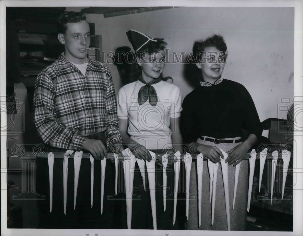 1965 Press Photo James Duxburg, Gayle Skaya, and Doan Jejduk. - Historic Images