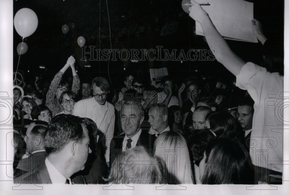 1968 Press Photo Sen. Eugene McCarthy and Supporters in St. Louis, MO - Historic Images