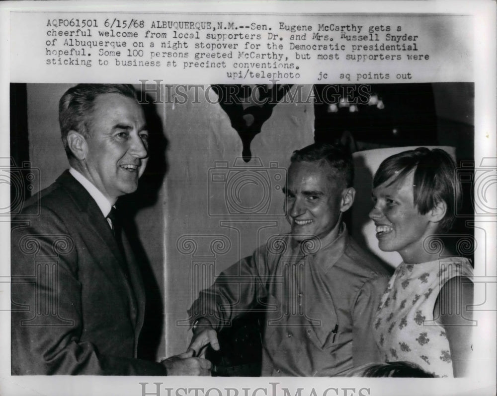1968 Press Photo Sen. Eugene McCarthy & Supporters Dr. & Mrs. Russell Snyder - Historic Images