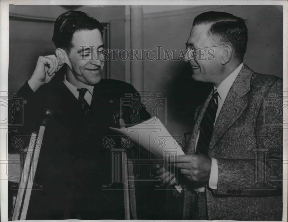 1946 Press Photo Robert Wright, John Slavenburg State Dept. of Veterans affairs - Historic Images