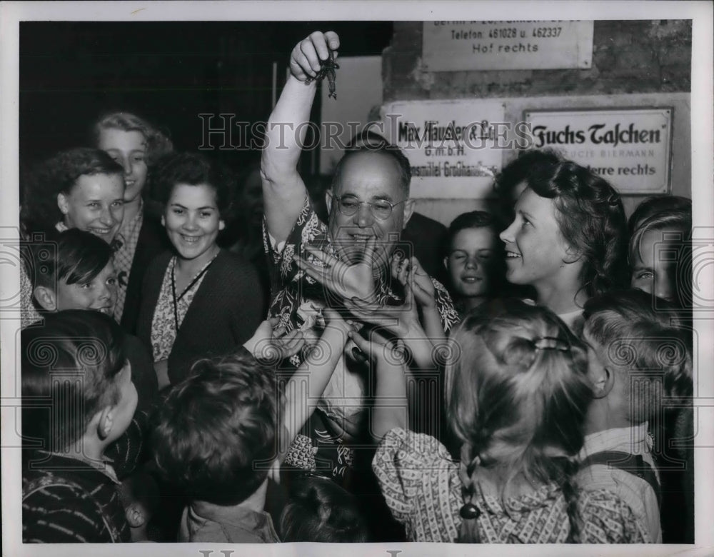 1952 Press Photo Sam Horowitz of Chicago, Ill called the "penny Man" - nea30406 - Historic Images