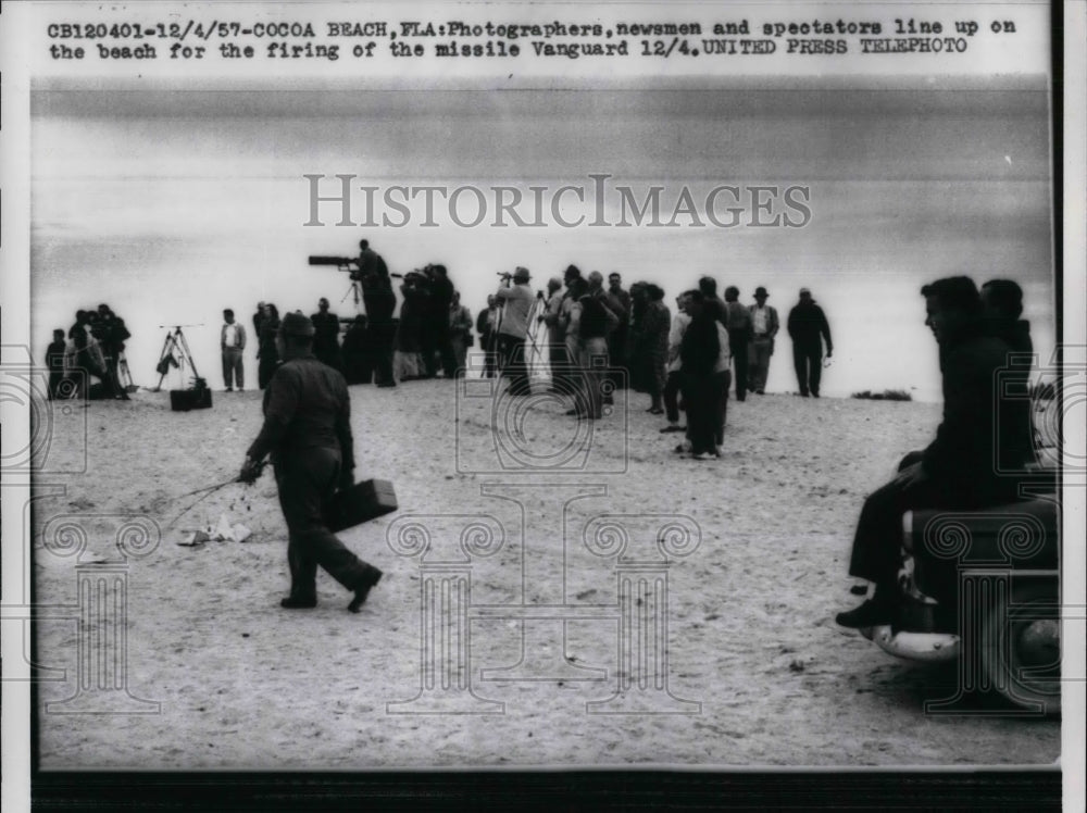 1957 Press Photo Photographers, newsmen &amp; spectators line up on the beach for - Historic Images