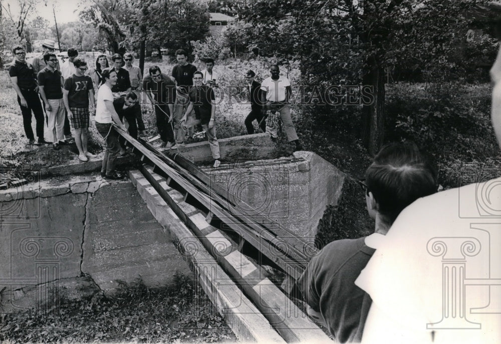 1966 Press Photo Architecture students from Wash. Univ construct a bridge - Historic Images
