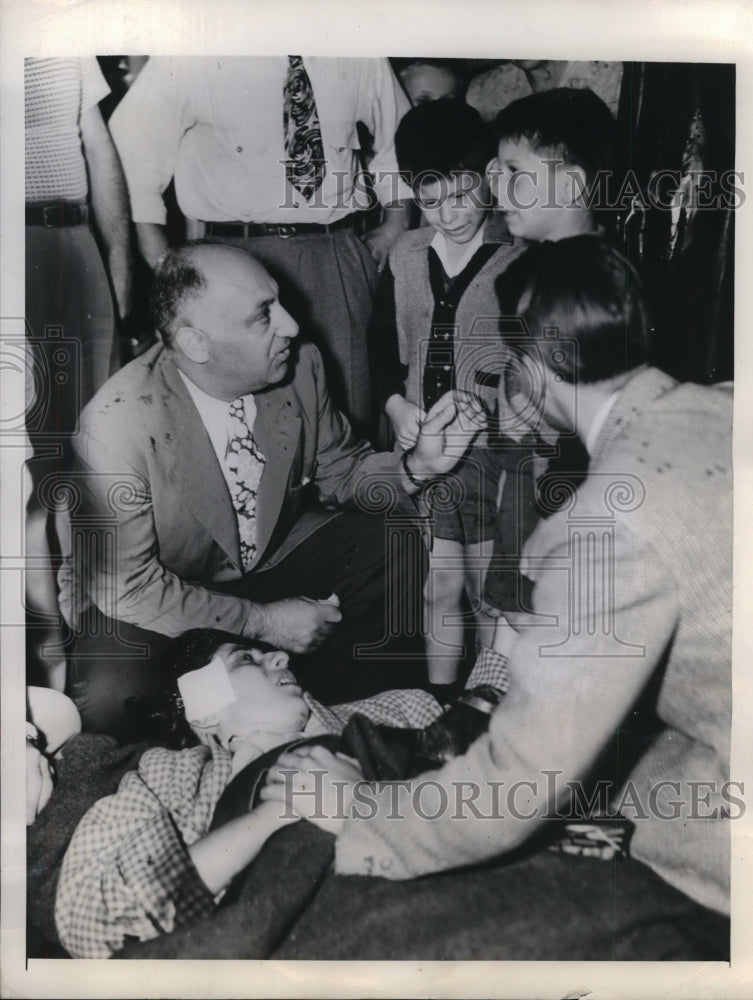 1946 Press Photo Robert Jaranec Comforts Wife and Children After Car Accident - Historic Images