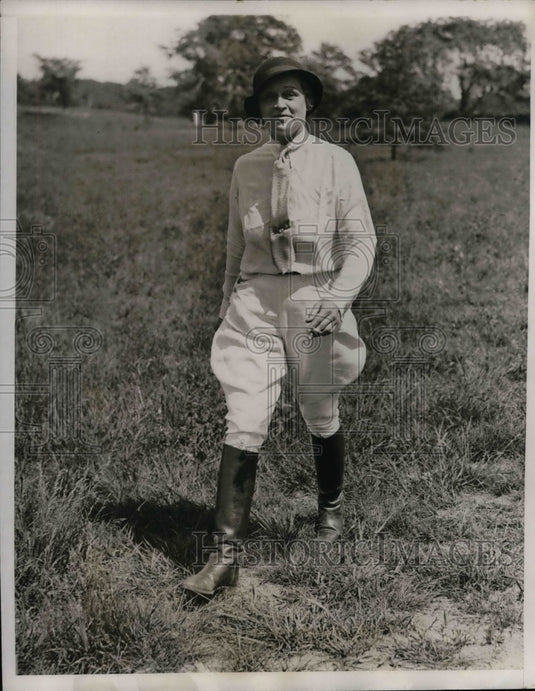 1933 Mrs George W. Jones at Boulder Brook Club horseshow - Historic Images