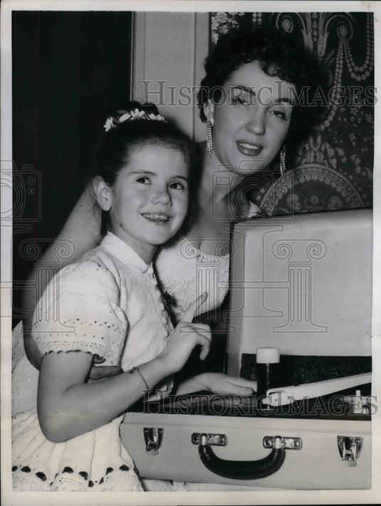1956 Press Photo French poetess Minou Drouet & singer Gloria Lasso in Paris - Historic Images