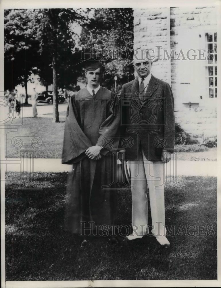 1937 Press Photo Graduate De Wilton Smith wearing cap &amp; gown with Owen Young - Historic Images