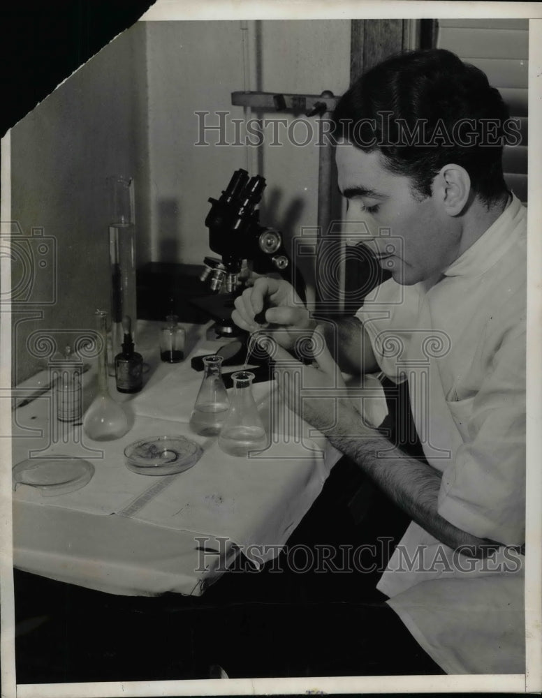 1938 Press Photo Carlos Valento getting the solution for the 1st Champagne Glo - Historic Images