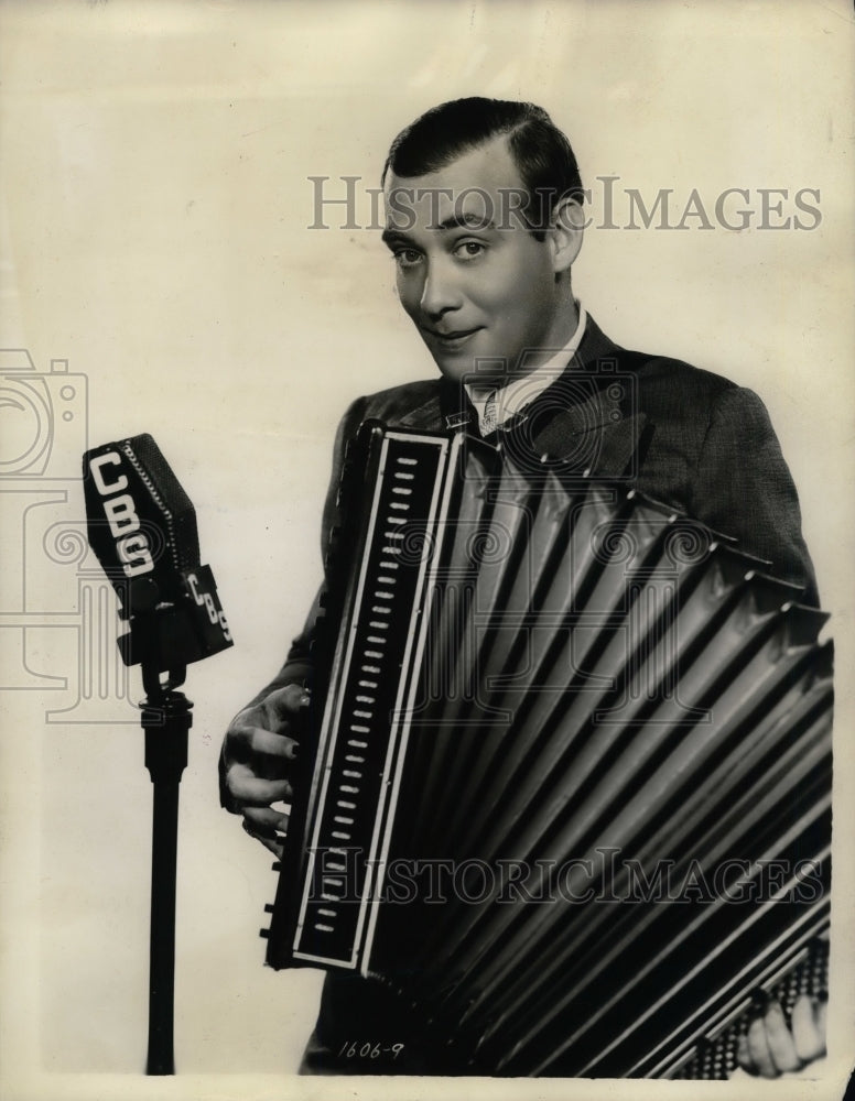 1935 Press Photo Phil Baker will be performing w/ Hal Kemp&#39;s Orchestra on CBS - Historic Images