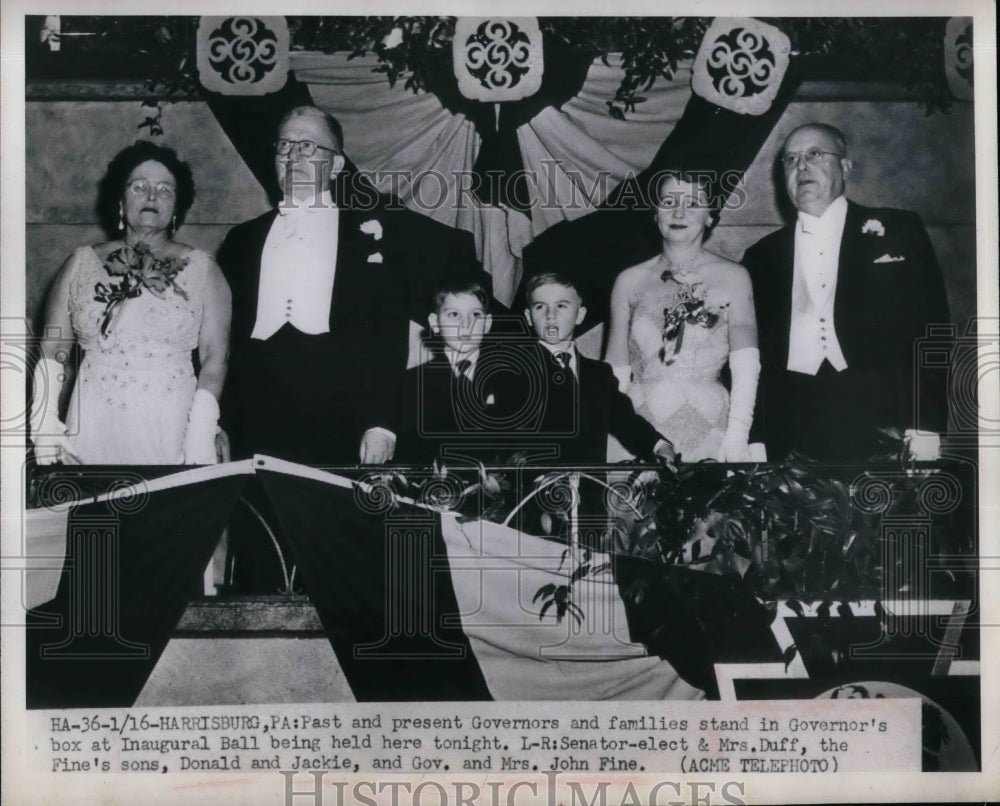 Press Photo Past &amp; present Governors &amp; families at the Governor&#39;s box at the - Historic Images