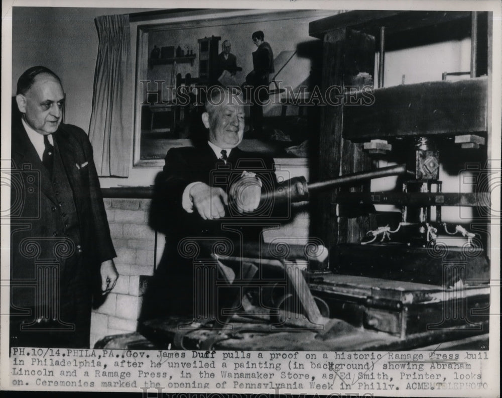 1947 Press Photo Gov James Duff trying the historic Ramage Press in Philadelphia - Historic Images