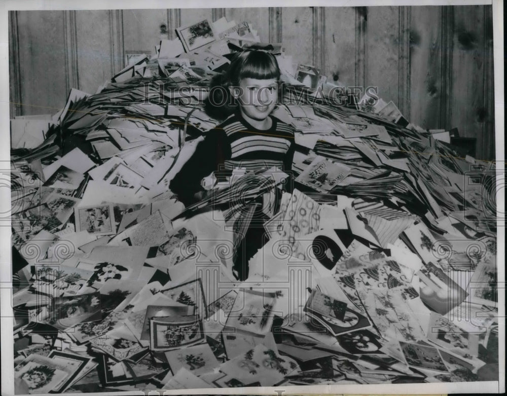 1951 Press Photo Donna Rae Taylor wades through thousands of old Christmas cards - Historic Images