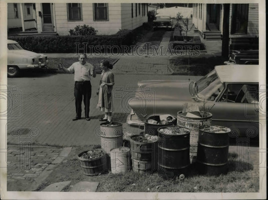 1958 Press Photo John Hiti & neighbor Marie Buzzelli on uncollected garbage - Historic Images