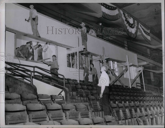 1944 Press Photo Tom Garry directing carpenters as they finish the booth from - Historic Images