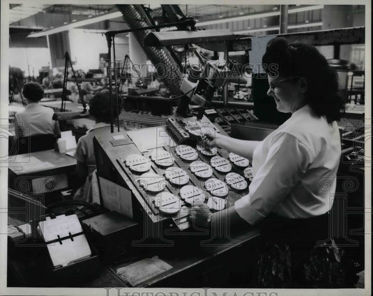 1961 Press Photo Quality Control Check at General Electric Plant in N.H. - Historic Images