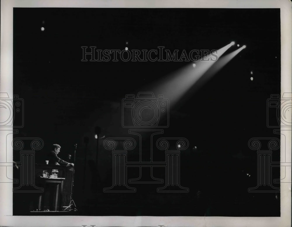 1940 Press Photo Communist Pres. Earl Browder spotted during address in Madison. - Historic Images