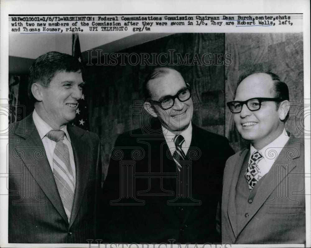 1971 Press Photo Dean Burch of Federal Communication chat with Robert Wells. - Historic Images