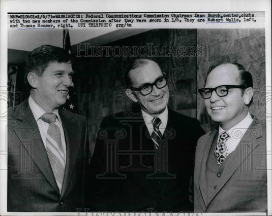 1971 Press Photo Dean Burch of Federal Communication chat with Robert Wells. - Historic Images