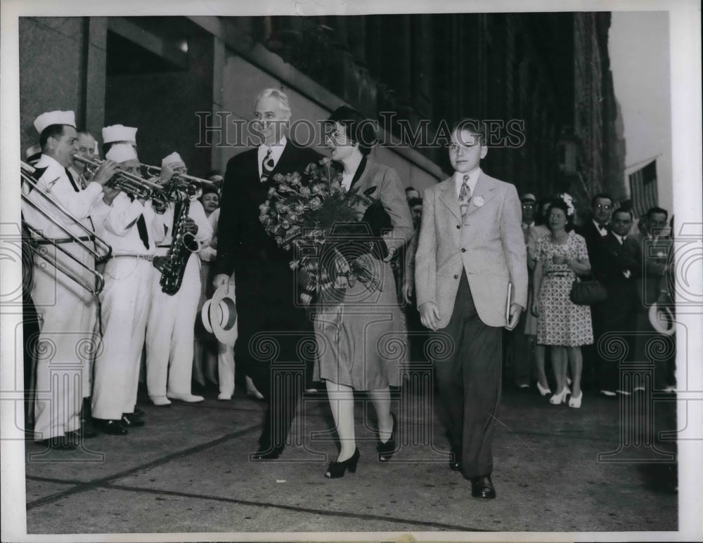 1944 Press Photo Ohio Governor John Bricker & his family - nea31162 - Historic Images