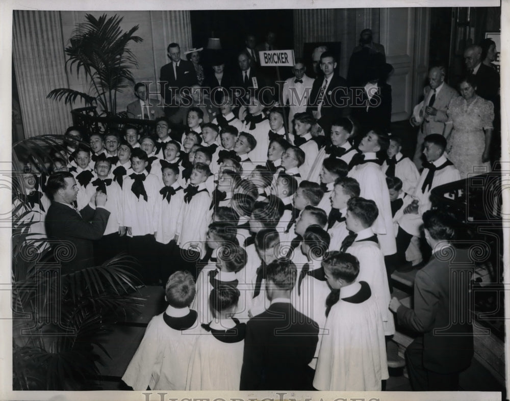 1944 Press Photo Ohio Governor John Bricker &amp; a boys choir - nea31171 - Historic Images