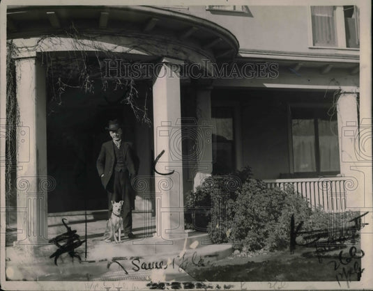 1922 Press Photo Man called "The Plant Wizard" at his home - nea31191 - Historic Images