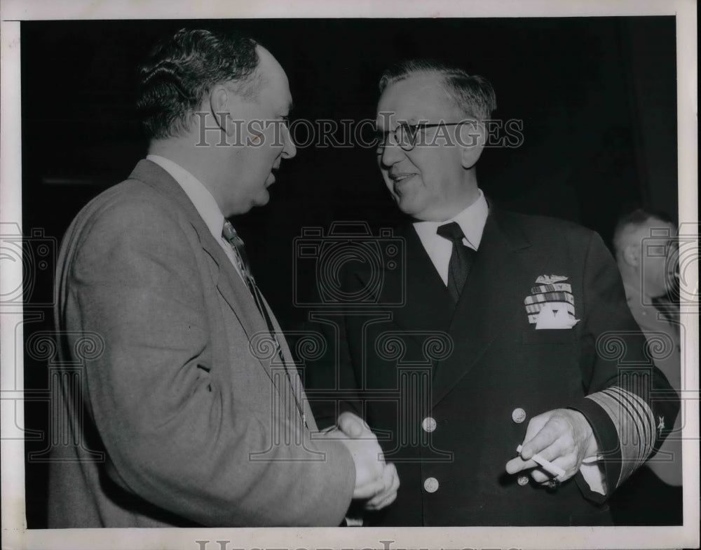 1949 Press Photo Rep.Dewey Short of Missouri shake hand with Adm.Louis Denfeld.-Historic Images