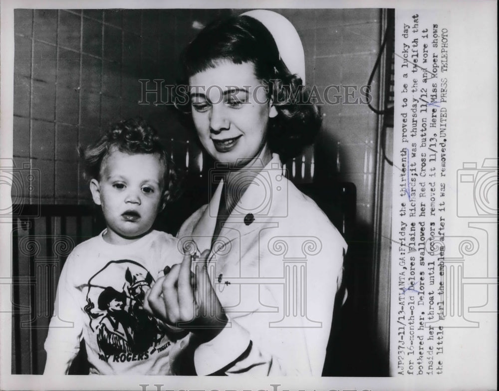 1953 Press Photo Nurse Roper With Delores Richards After Cross Removed - Historic Images