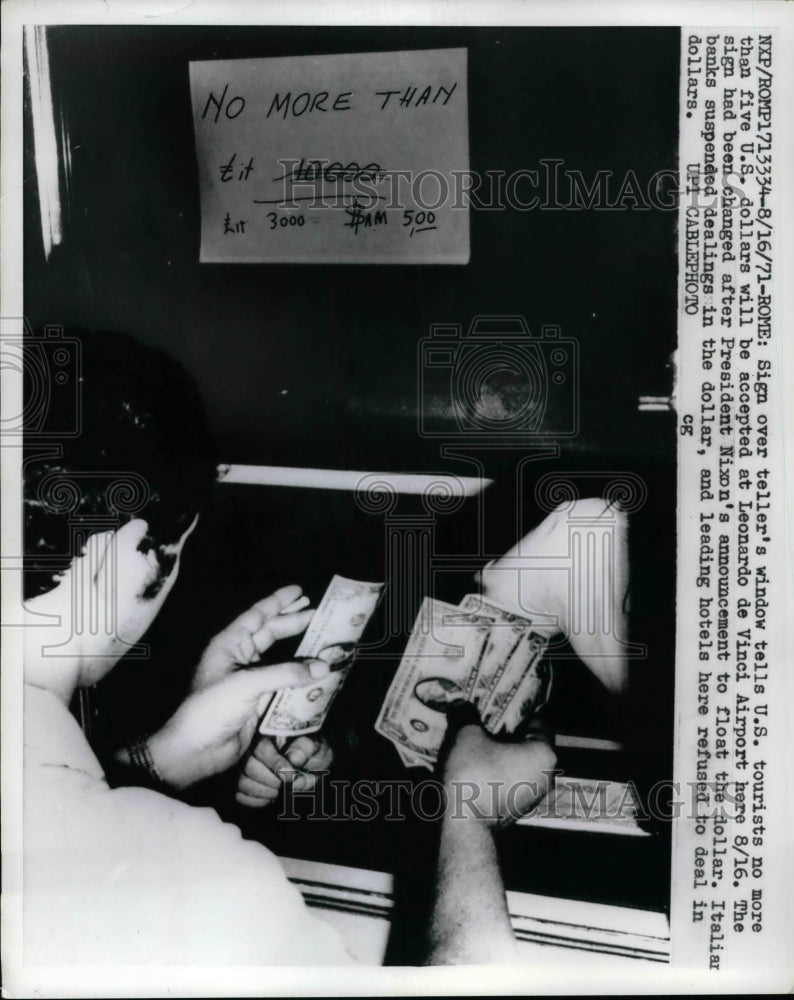 1971 Press Photo Italian Airport Officials Will Not Exchange More Than $5-Historic Images