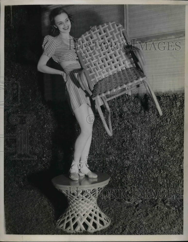 1940 Press Photo Francis Douthitt With Garden Furniture - Historic Images
