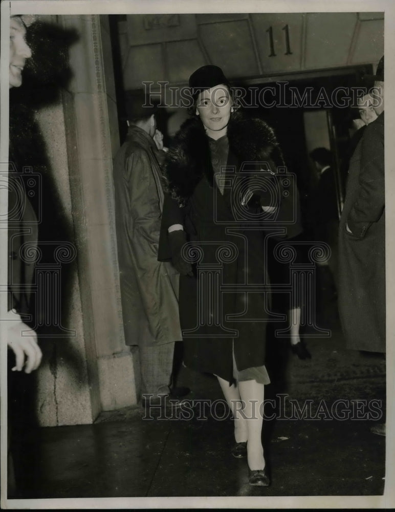 1938 Press Photo Mrs Thomas Dewey Leaving No. II East Alone - nea31409 - Historic Images