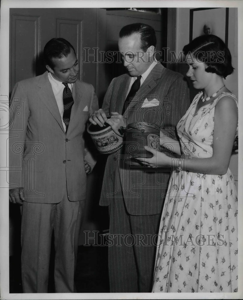 Press Photo HJ Heinz Shows William Ford &amp; Sheila Gallagher Food Container - Historic Images