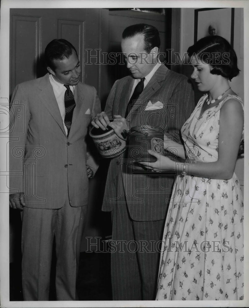 Press Photo HJ Heinz Shows William Ford & Sheila Gallagher Food Container - Historic Images